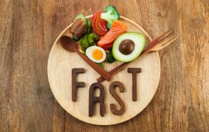 ما هي فوائد الصيام الغذائي؟